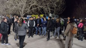 estudiantes del cens 21 siguen reclamando mejoras edilicias