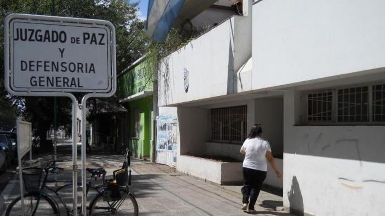 El hombre presentó una denuncia por violencia familiar al amante de su pareja. Pero la Justicia de Paz desestimó la acusación porque no se encuadra en la Ley 3040.