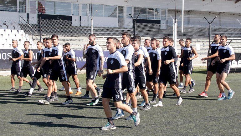 El Albinegro mandó a todos los jugadores a casa