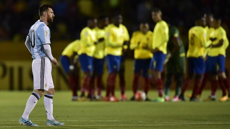 Con un triplete de Messi, Argentina gana 2 a 1 con Ecuador y logra el pase para el Mundial