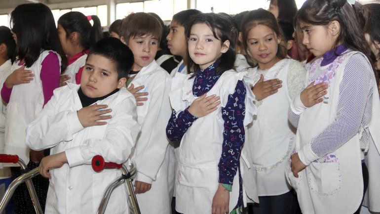 Llenos de emoción, cientos de chicos prometieron lealtad a la bandera