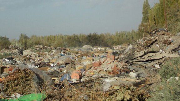 El ingreso al basural está bloqueado por desperdicios de distinto tipo.&nbsp;