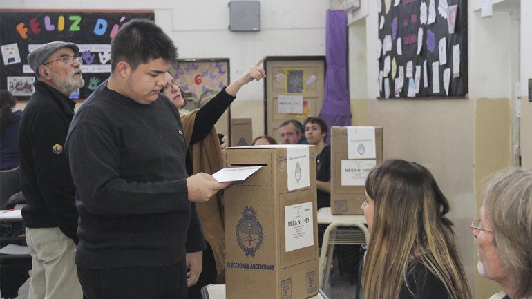 Santiago, el hijo de Weretilneck, fue a votar junto a su padre