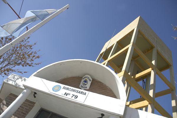 Incendió, amenazó, robó y produjo roturas en un calabozo