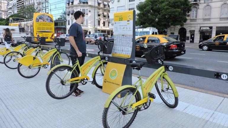 En Buenos Aires hay estaciones con bicicletas dispuestas para que cualquier vecino las utilice. El sistema de Neuquén sería similar.