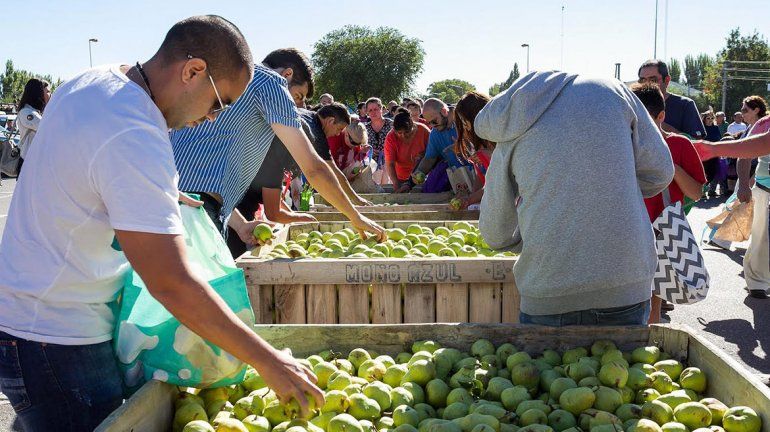 El frutazo reunió a decenas de personas en apoyo a los productores