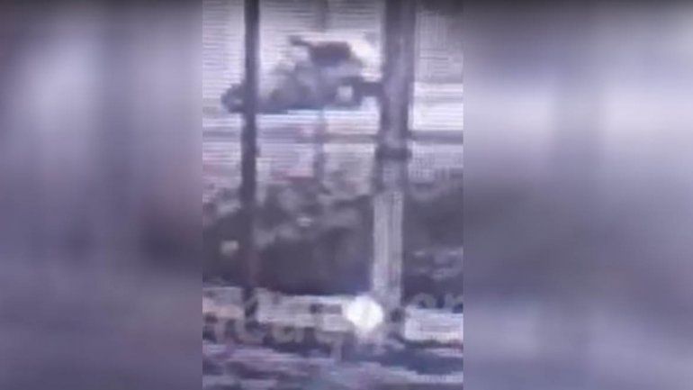 Iba a toda velocidad, perdió el control en el acceso al puente y casi se mata