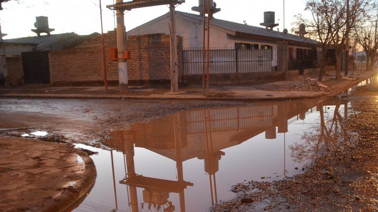 Los vecinos de las 130 Viviendas, sumeridos en aguas cloacales