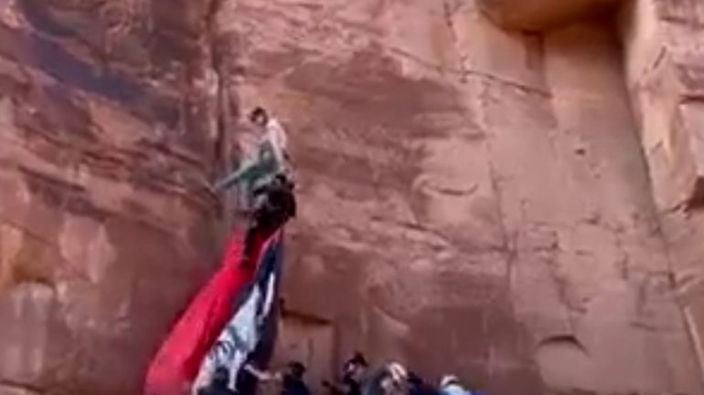 Paracaidista se estrelló contra un acantilado y quedó colgando a 24 metros: video