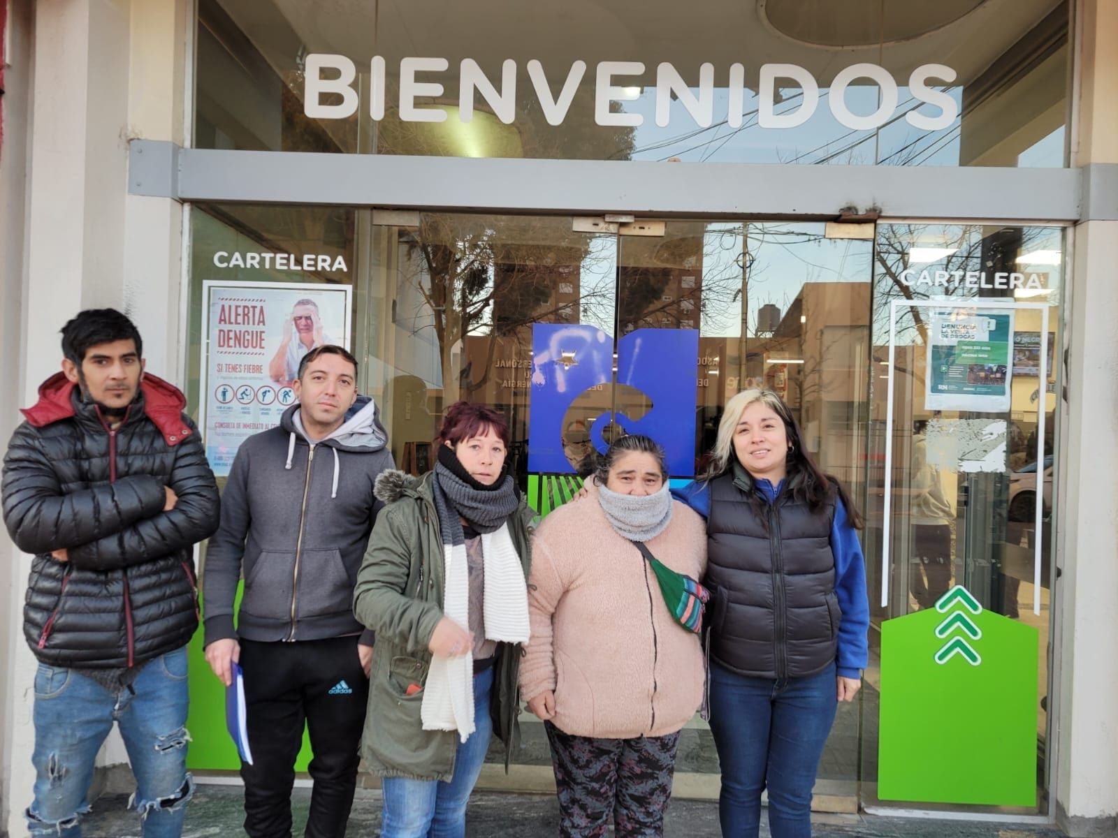 Dirigentes de la Corriente Clasista y Combativa, del FOL, del Frente Darío Santillán, de Somos Barrios de Pie y del Movimiento Evita les entregaron a los concejales su propuesta de emergencia económica para Cipolletti.