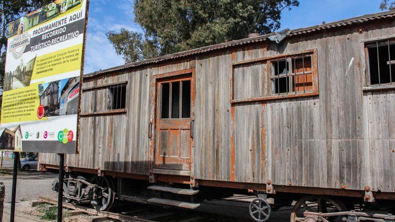Los antiguos vagones en los que iba a funcionar el museo ferroviario por ahora están abandonados y en mal estado.