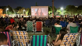 Los vecinos podrán asistir al Ciclo de Cine bajo las Estrellas con reposeras, mantas y sillas plegables para una experiencia cinéfila más cómoda. | LMCipolletti.com Los vecinos podrán asistir al Ciclo de Cine bajo las Estrellas con reposeras, mantas y sillas plegables para una experiencia cinéfila más cómoda.