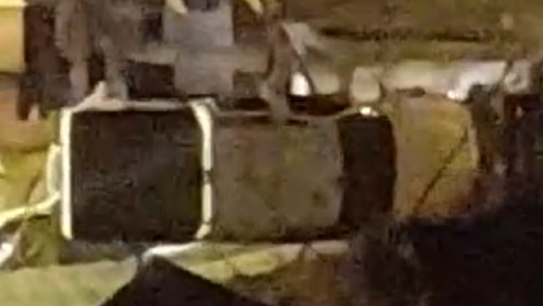 Una camioneta terminó incrustada en una casa tras deslizarse por el hielo