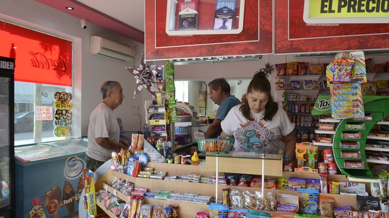 Era común ver a clientes, taxistas, proveedores, amigos y vecinos pasar el tiempo en el kiosko Tutti Kuanti. 