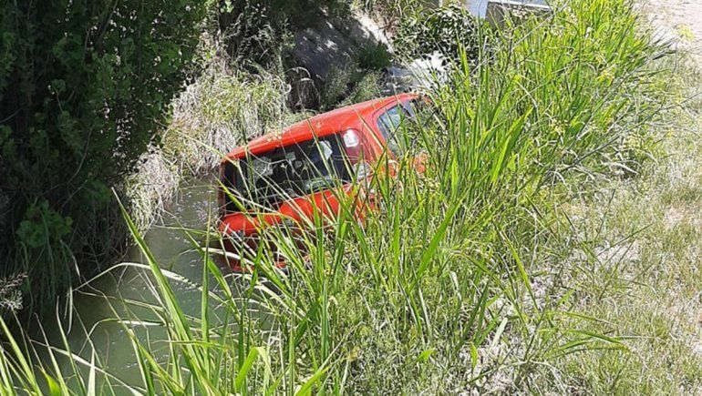 Tras un choque, conductora perdi&oacute; el control de su auto y cay&oacute; a un canal