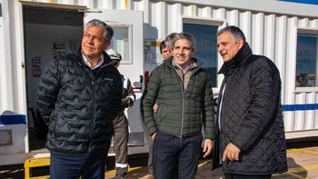Rolando Figueroa, Luis Caputo y Gustavo Marín en instalaciones de YPF en Vaca Muerta.