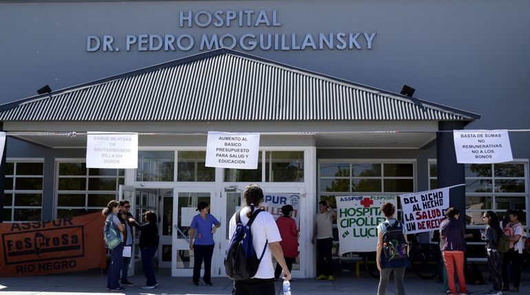 Educación y Salud se unieron en un abrazo simbólico en Cipolletti.