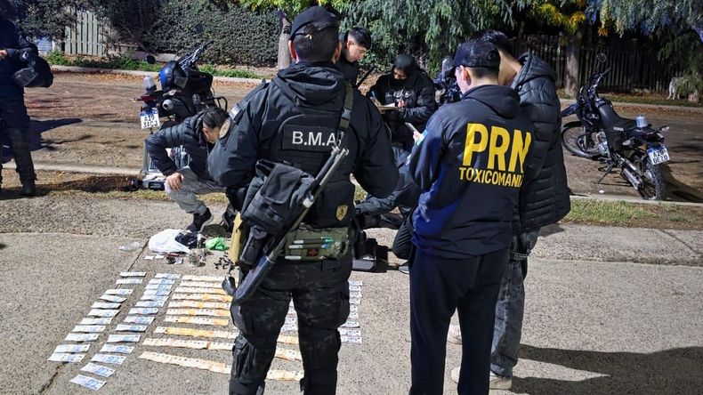 Drogas y un elevado monto de dinero, entre otros elementos, le secuestraron a la pareja detenida en Cinco Saltos.&nbsp;