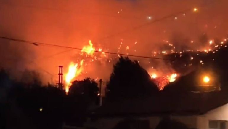 Incendio en Bariloche: se prende fuego la barda del Ñireco y varias viviendas están en riesgo