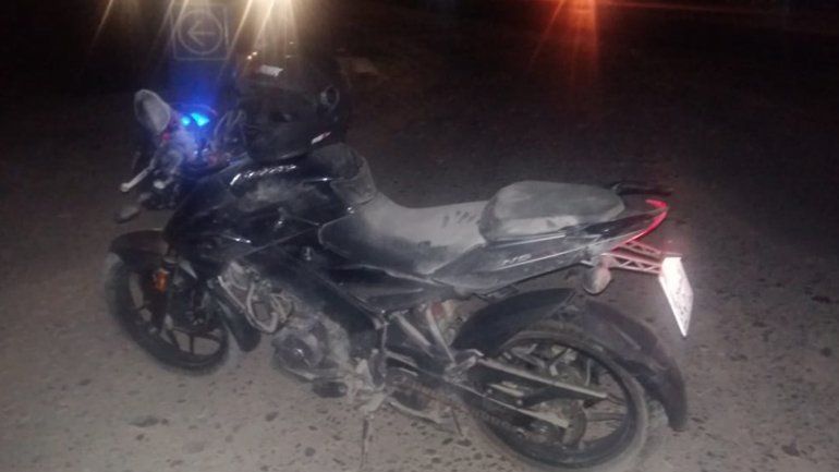 Un policía intentó esquivar un camión y despistó sobre la ruta 