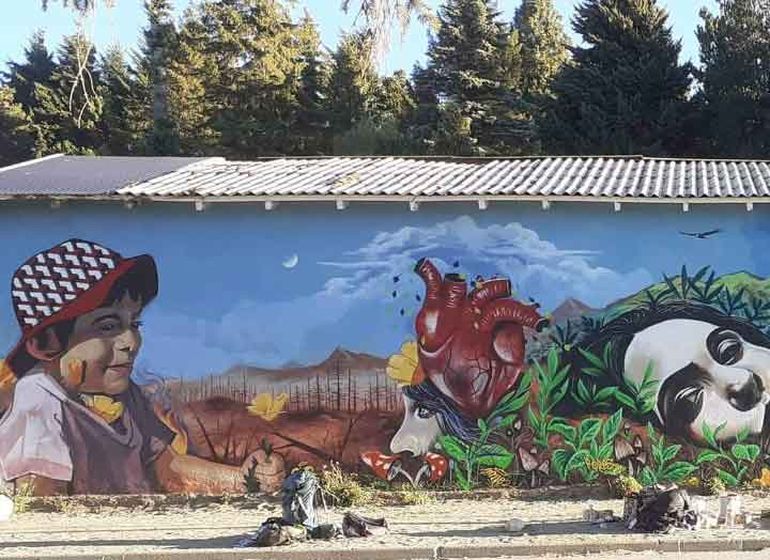 Los murales en Bariloche son una postal cotidiana. 