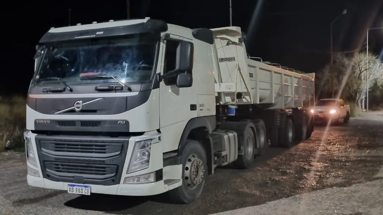 El camión Volvo venía desde la localidad pampeana de La Reforma y venía para Cipolletti. Transportaba casi 8 mil kilos de carne sin cumplir con las normas sanitarias. 