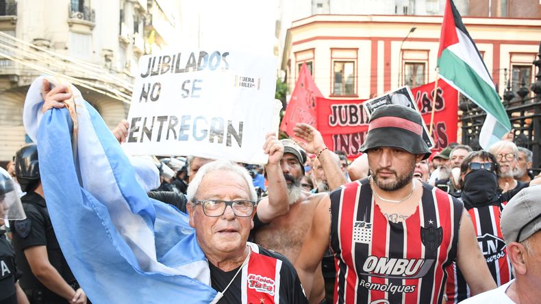 La hinchada de Chacarita marchó con los jubilados el último miércoles y ahora se suma el apoyo de un ícono de la Selección Argentina.