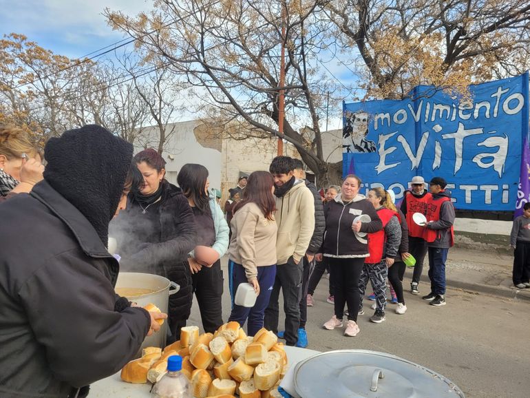 Las organizaciones sociales y la Asamblea Multisectorial vienen hace tiempo movilizándose y efectuando reclamos para que se reanude el suministro alimentario a comedores y merenderos. Ahora reclaman que se declare la emergencia social en Cipolletti.