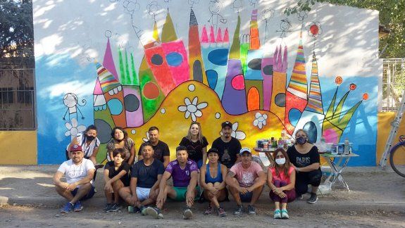 Llenaron de color el jardín para recibir a los peques