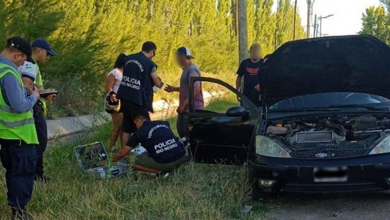 Lo pararon sobre la Ruta Chica y le encontraron un frasco con marihuana