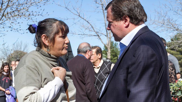Weretilneck y Calderón dialogaron brevemente en el cementerio cipoleño