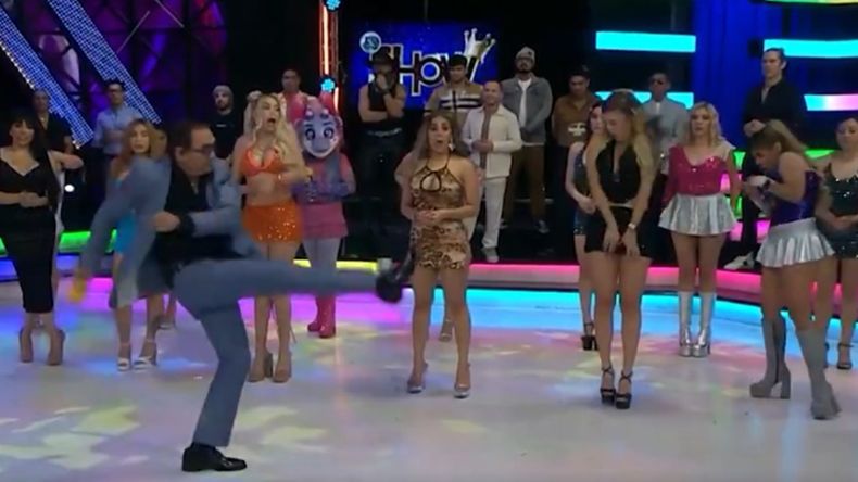 El momento en que el conductor patea violentamente el dron y el aparato impacta en la cara de la modelo en la TV de México. | LMCipolletti.com El momento en que el conductor patea violentamente el dron y el aparato impacta en la cara de la modelo en la TV de México.