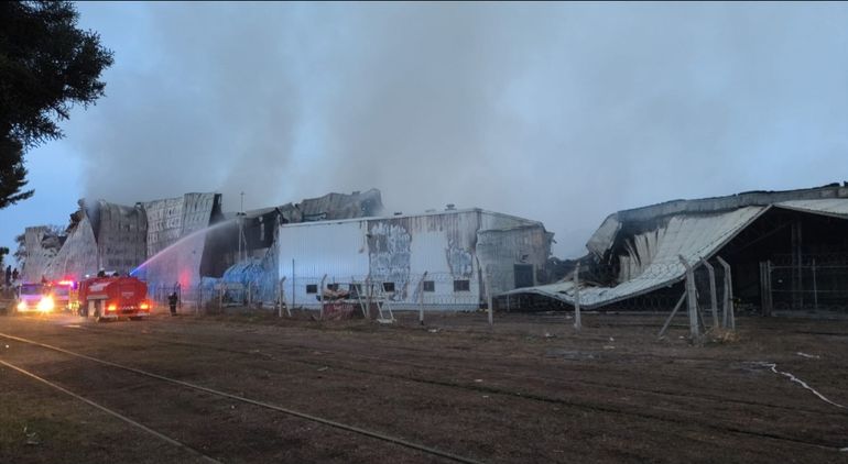 Los galpones de La Anónima ubicados en Cipolletti fueron arrasados por un incendio