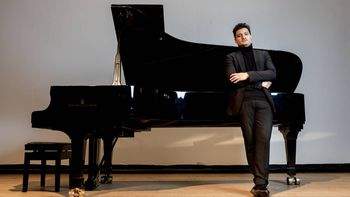 Ciro, el pianista cipoleño que brilla en el Teatro Colón y gana premios internacionales. Ciro, el pianista cipoleño que brilla en el Teatro Colón y gana premios internacionales.
