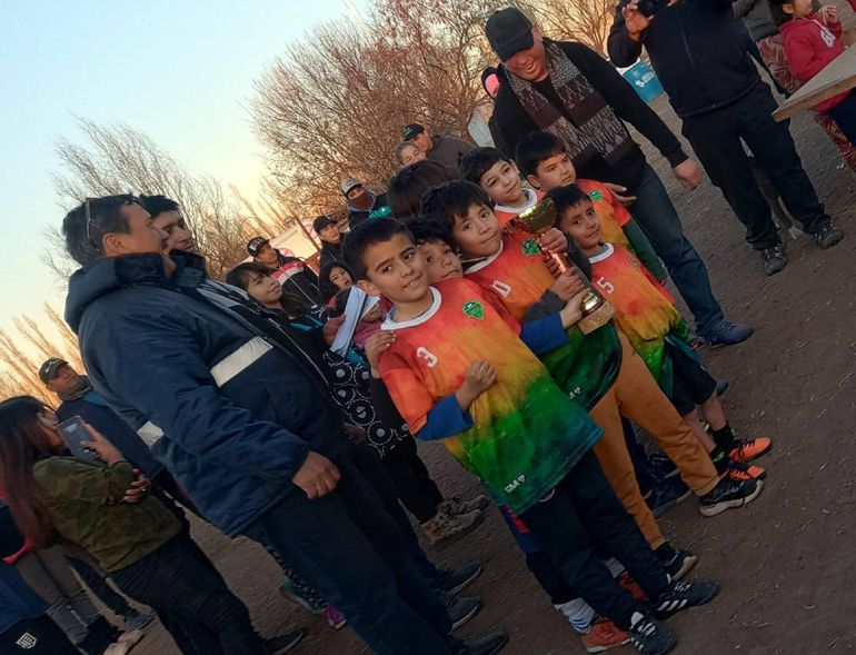 Los chicos con uno de los tantos trofeos ganados en los campitos.