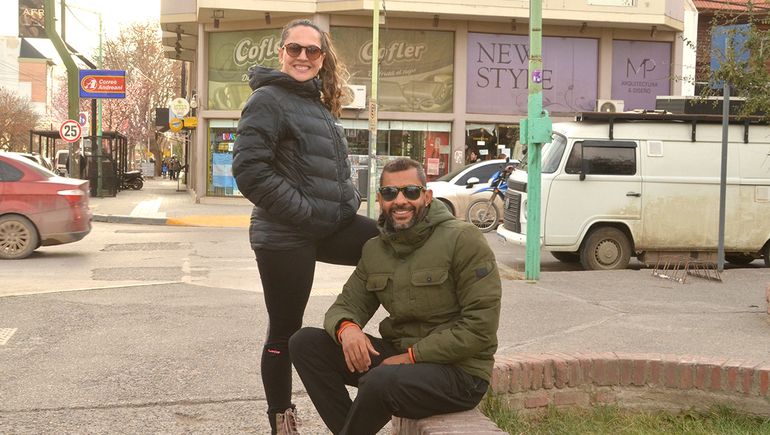 Los chicos brasileros en el Paseo de la Familia, con la combi de fondo. Los chicos brasileros en el Paseo de la Familia, con la combi de fondo.