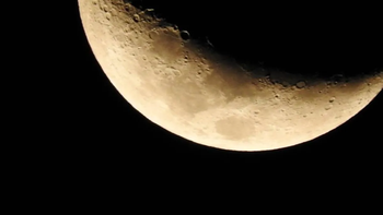 Mientras la Luna crece se dice que es momento de comenzar y atraer cosas nuevas, y cuando mengua, es momento de soltar y purificar.