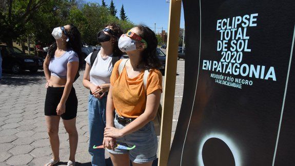Una multitud se agolpó por los lentes para ver el eclipse