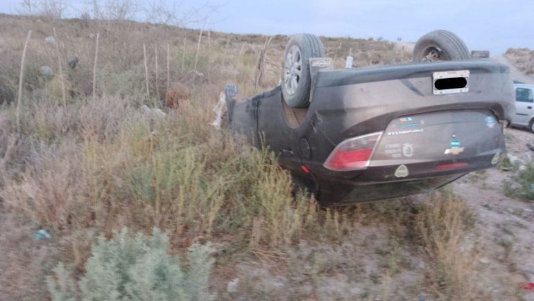 Manejaba borracho, perdi&oacute; el control del auto y volc&oacute;