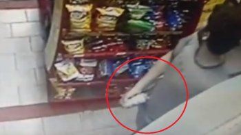 robo una lata de cerveza en un autoservicio y quedo escrachado por las camaras  