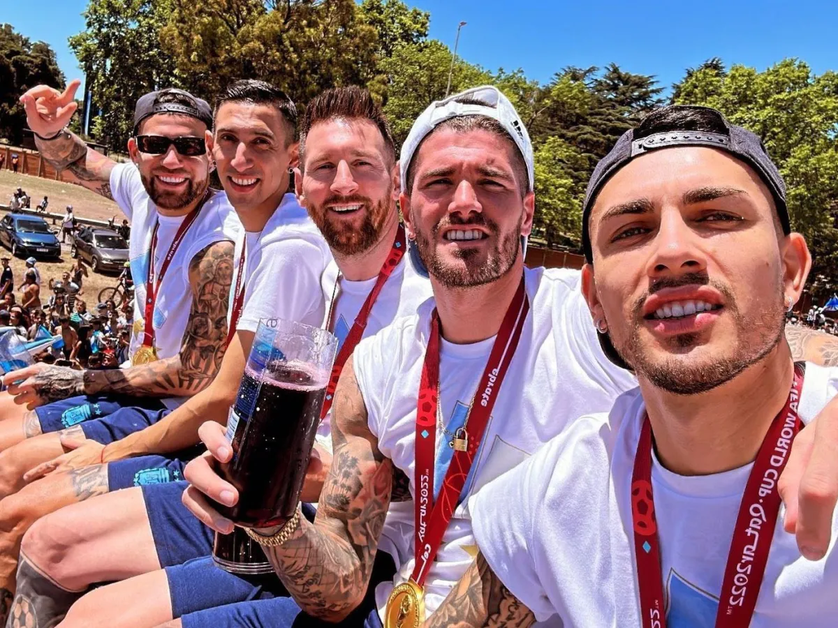 Messi y los muchachos de la Scaloneta meta brindis en el descapotable