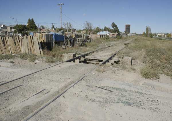 Una locomotora embistió un taxi