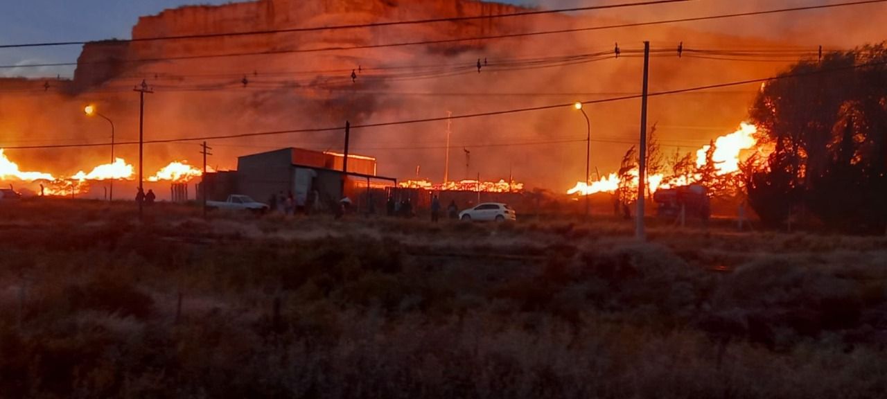 Preocupa gran incendio de aserradero en Villa Regina&nbsp;