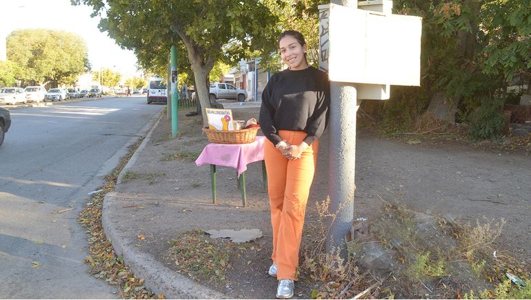 Lourdes vive con su abuela estudia derecho y ayuda en los gastos vendieno tortas fritas. Foto: Antonio Spagnuolo.