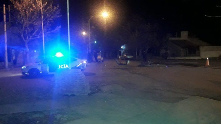 Aceleró, se creyó Superman en la moto y chocó un patrullero