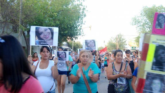 Los vecinos que marcharon por las calles de Cipolletti no ocultaron su preocupación por la desaparición de Vera.