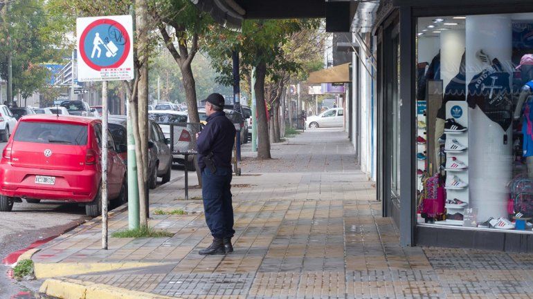 En las calles de Cipolletti hubo muy poco movimiento durante toda la jornada.