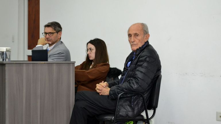 Bergallo, de campera negra, fue condenado a ocho años de prisión por abuso con acceso carnal. El Tribunal de Impugnación confirmó la pena. 