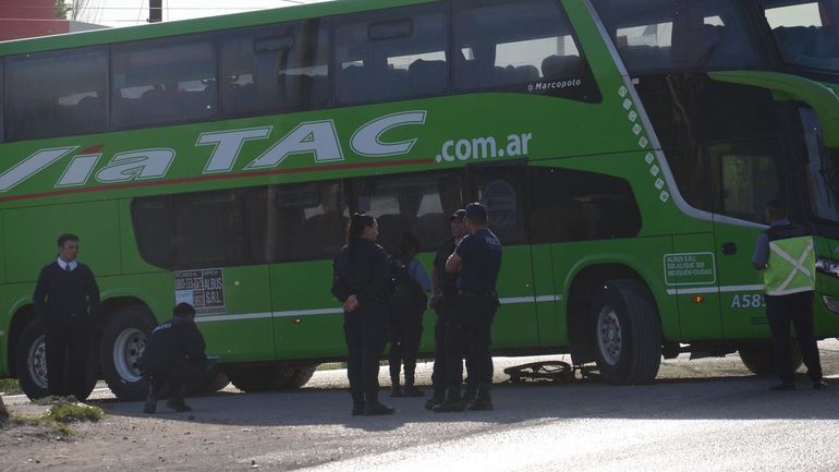 Policía y el Siarme intervinieron en un incidente vial en Ruta 22 entre un colectivo y una bicicleta.