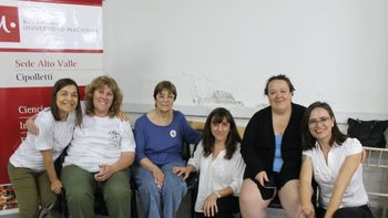 Integrantes y colaboradoras de la Red Nacional por el Derecho a la Identidad ayudan a la búsqueda de nietos y también bisnietos de las Abuelas de Plaza de Mayo. Son 140 los nietos recuperados hasta ahora, pero faltan muchos más. Integrantes y colaboradoras de la Red Nacional por el Derecho a la Identidad ayudan a la búsqueda de nietos y también bisnietos de las Abuelas de Plaza de Mayo. Son 140 los nietos recuperados hasta ahora, pero faltan muchos más.